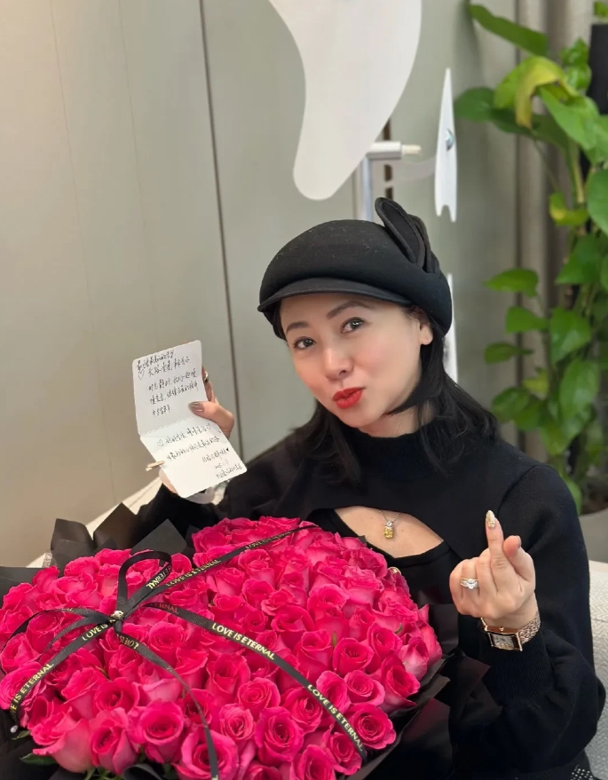 不羡鸳鸯不羡仙，只羡翁虹每一天。
57岁的翁虹晒结婚纪念照，老公不仅送花还送钻戒