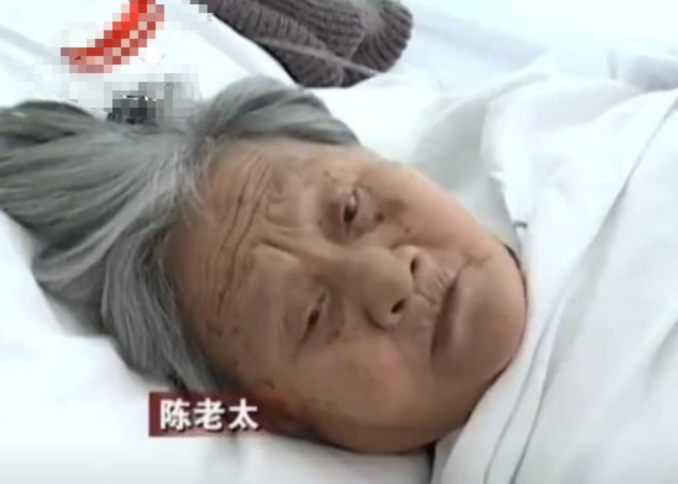 2021年，广东75岁的陈老太摔倒，无人敢扶，急得陈老太大喊：我不讹人。恰巧此时