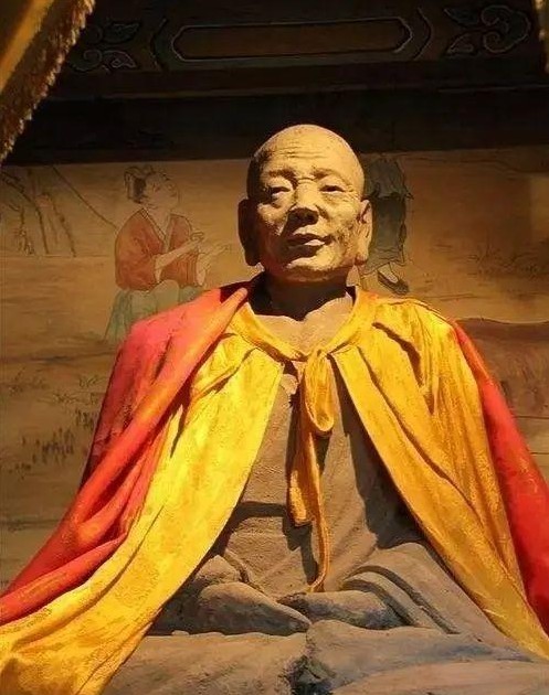 1996年秋天，山西绵山正果寺的一次偶然发现揭开了一段尘封已久的历史秘密。当地村