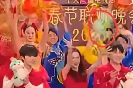 金晨闯“大祸”了！
1月28日晚，央视春晚上，金晨在大合唱表演时，唱嗨了直接把手