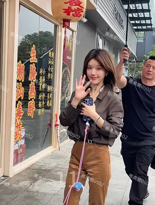 赵露思跟以前不一样了，她脸瘦了好多，原来的圆脸变成尖脸了，没有以前可爱有辨识度了