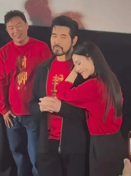 费翔和娜然挺般配的啊！！

费翔虽然已经60多岁了，

可张纪中也娶了小娇妻，