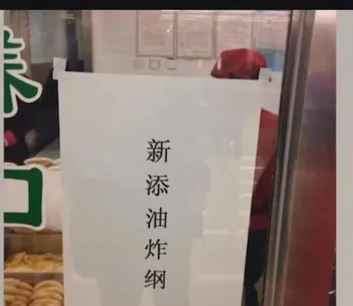  
 
德云社发展历程中遇到过三次重大波折。
 
 
十多年前团队内部发生冲突事