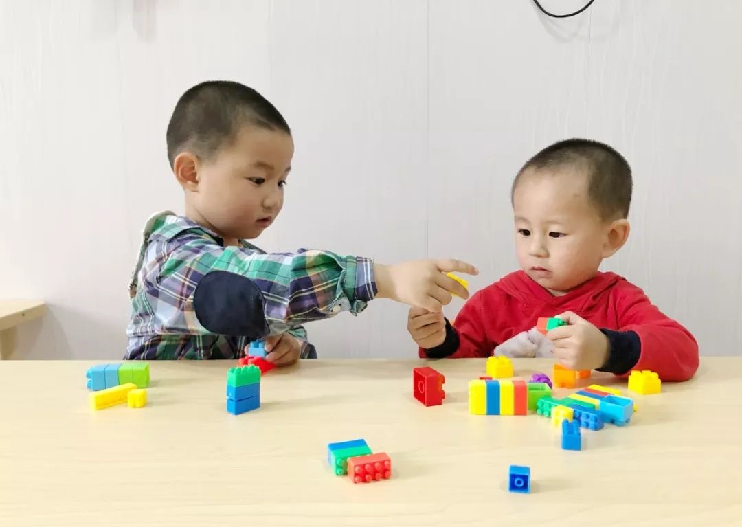 	家庭陪伴式教育对于孩子的成长是至关重要的，尤其是孩子的年幼时期，目前陪伴教育也