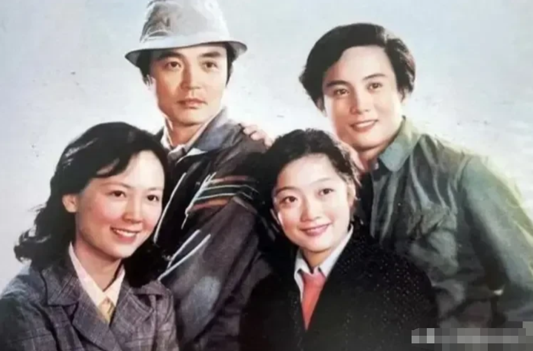 这是一张充满年代感的八十年代老照片，有熟悉的赵静和张闽。还有两位男演员，面容英俊