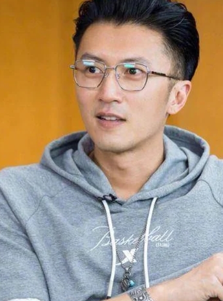 谢霆锋放弃加拿大国籍回归中国籍
最近消息，谢霆锋已成功放弃加拿大国籍，正式回归中