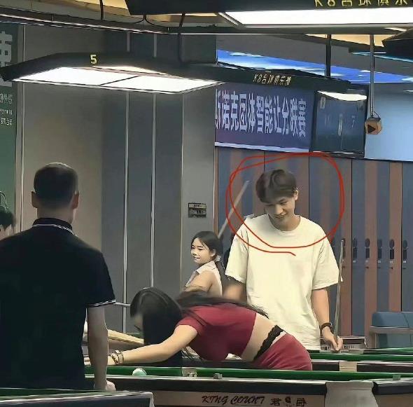 这小子是在偷偷嘲笑这个美女，球打的不好吧！