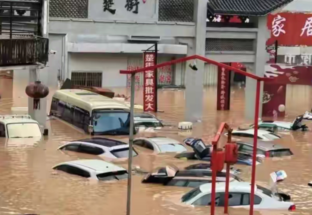 平江县有史以来最大的一次降雨了，水位特别高，损失的别严重，受灾面积巨大，很多地方