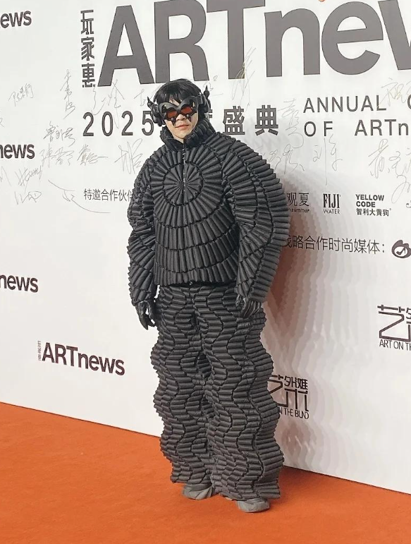 向佐终于换发型了！
衣服是朋友设计的，终于没拿老妈老婆孩子的了 
论抽象，还得看