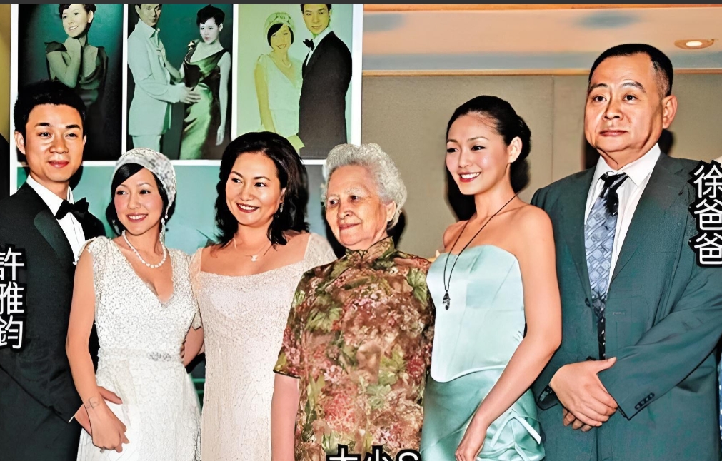 黄春梅，比两个女儿更“心狠”的厉害角色！

15岁的黄春梅，在徐家餐馆当服务员时