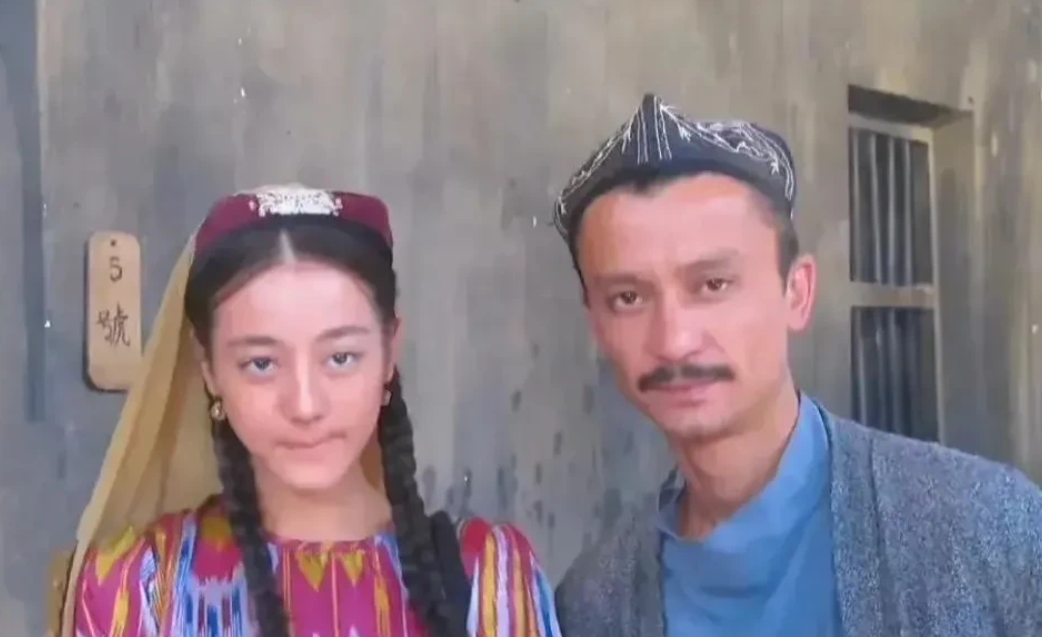 15岁的迪丽热巴
也就是个普通的新疆小姑娘
这种长相在新疆很普遍吧？