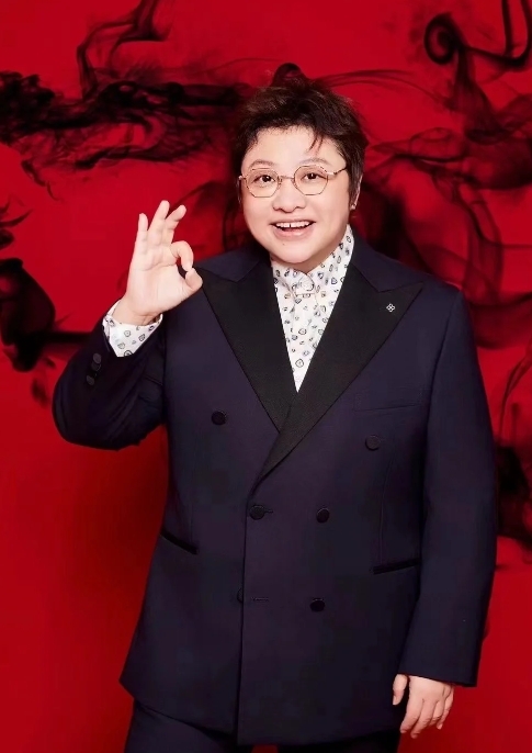 年过半百未婚无子，用心做慈善却被质疑作秀