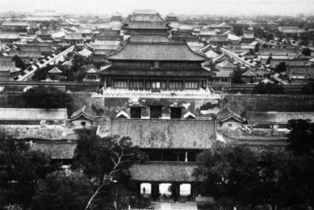 末代清政府腐败无能，慈禧太后荒淫享乐，不顾国计民生。甲午战争中，北洋海军惨败，数