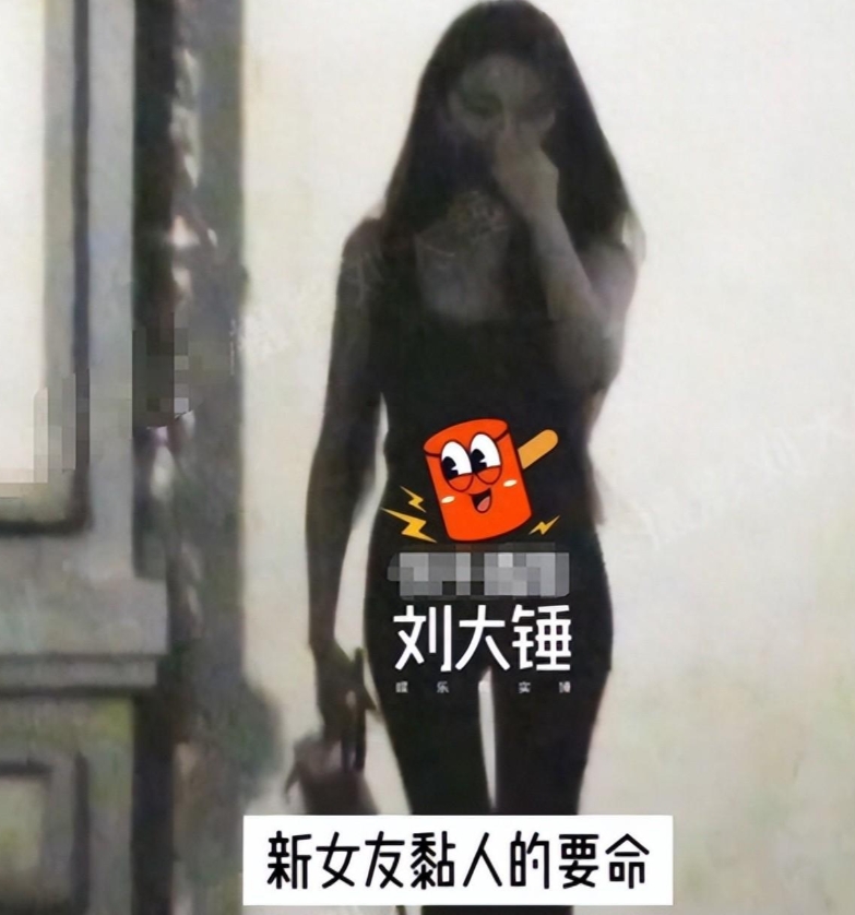46岁内地霸道总裁黄晓明（教主）自从前年（2022年）1月狠心斩断与小11岁混血