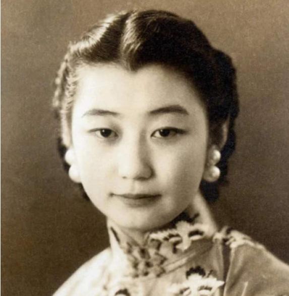 晚年的溥仪为什么拒绝晚清最美格格的追求？
迷恋溥仪的这位美丽格格是谁呢？她的名字