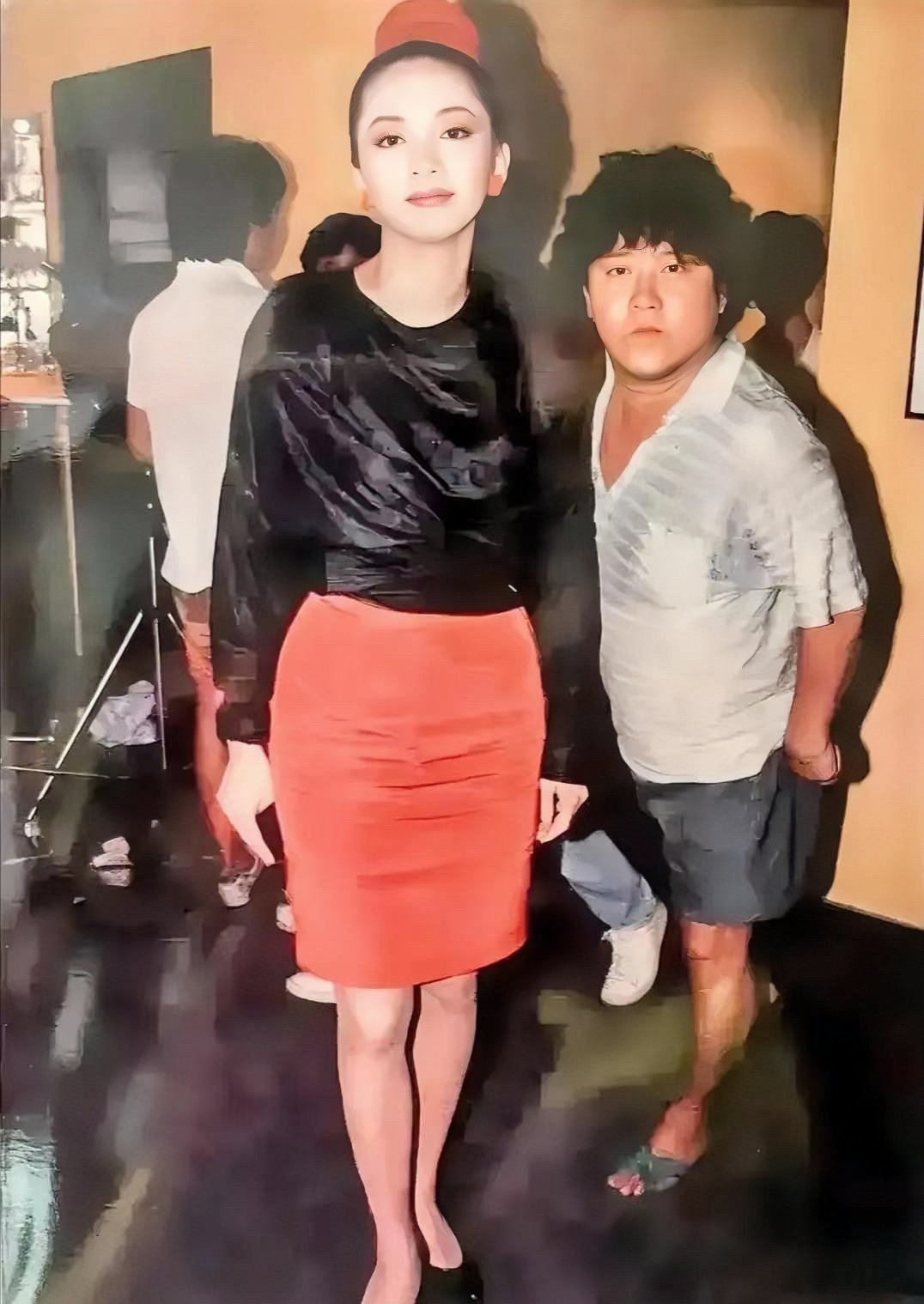 1988年，在舞台后方的梅艳芳和曾志伟，两人一白一黑，一高一矮形成鲜明对比。两位