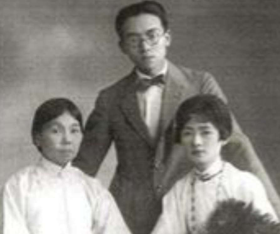 1900年，已婚10年的梁启超，爱上了20岁女秘书。他写信求妻子成全，妻子欣喜答