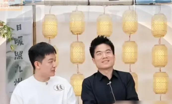 宇辉：来陪大家过情人节，我快被董董说哭了！

董董：抬头一看发现2月14号！
