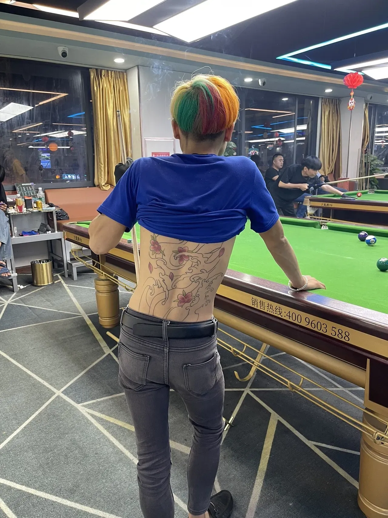 请问在这种人旁边打球要注意什么……？[what]