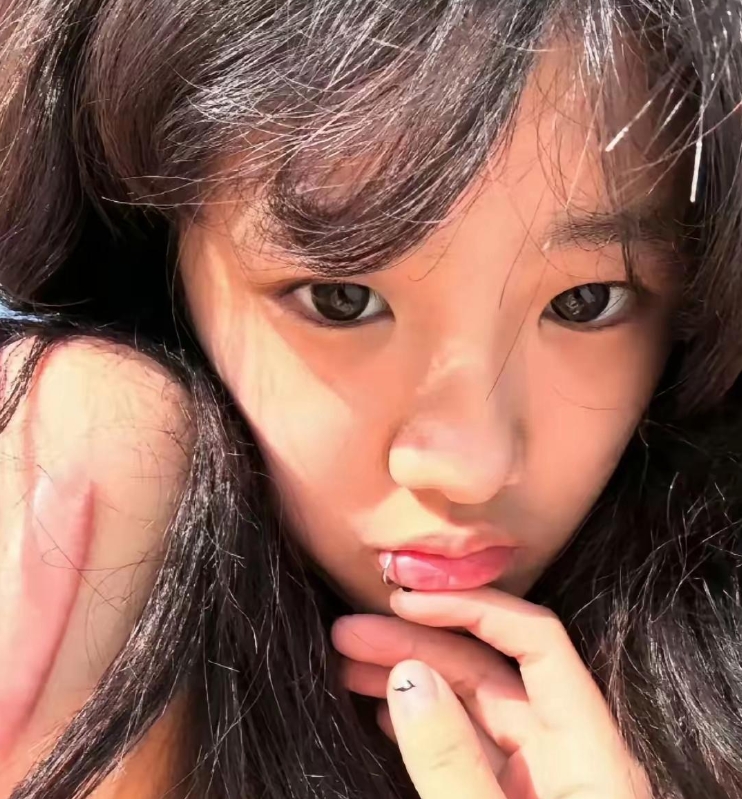 贾静雯的大女儿梧桐妹晒出一组性感比基尼照片，并配文：“好喜欢海边”。肉肉的样子好