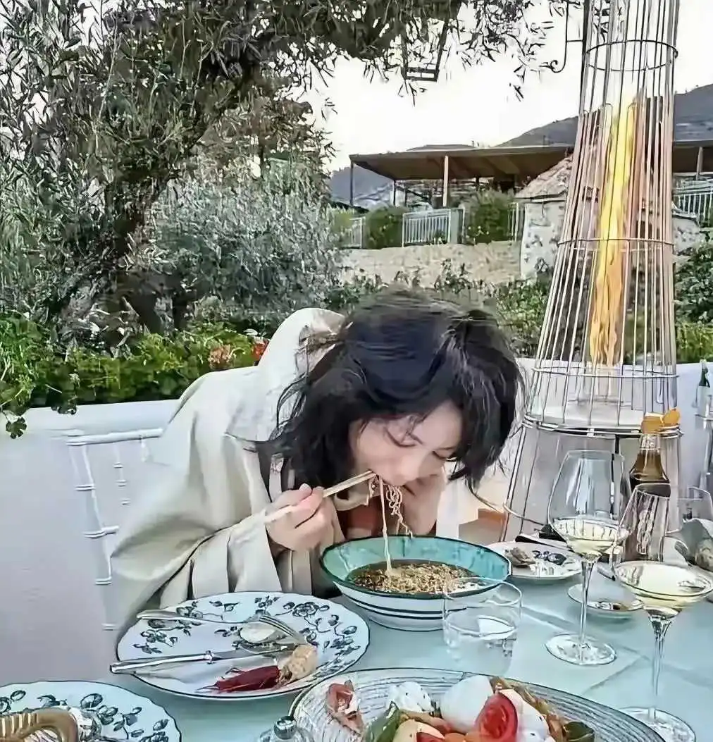 王菲不愧天后，意大利高档餐厅吃泡面，这随性洒脱的风格，一般人学不来！

