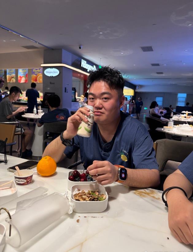 这哥们，进来就开始炫水果我都不好意思跟他座一桌了