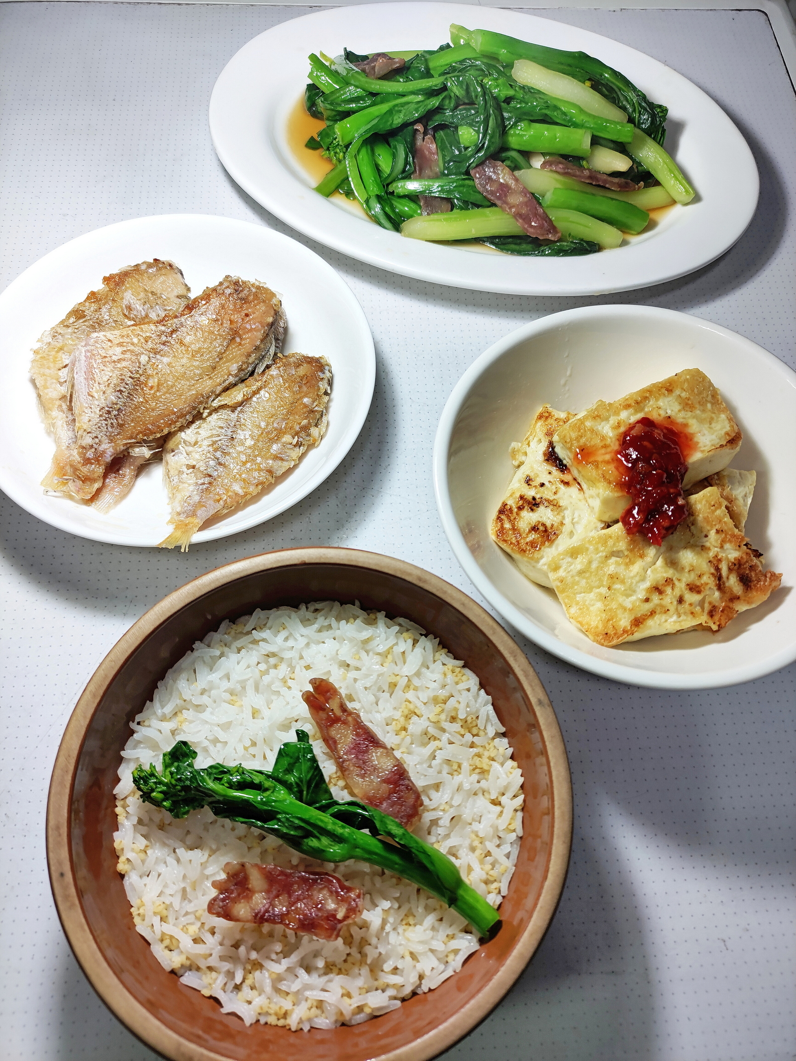 晚餐，煎红立鱼，煎水豆腐，腊肠炒菜心，蒸二米饭。