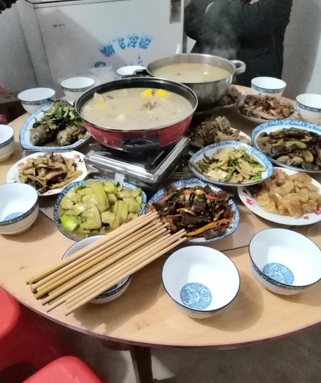 老家这个习惯真不好。[捂脸]忙活了大半天，刚坐上吃年夜饭，还没吃几口家里来人了，