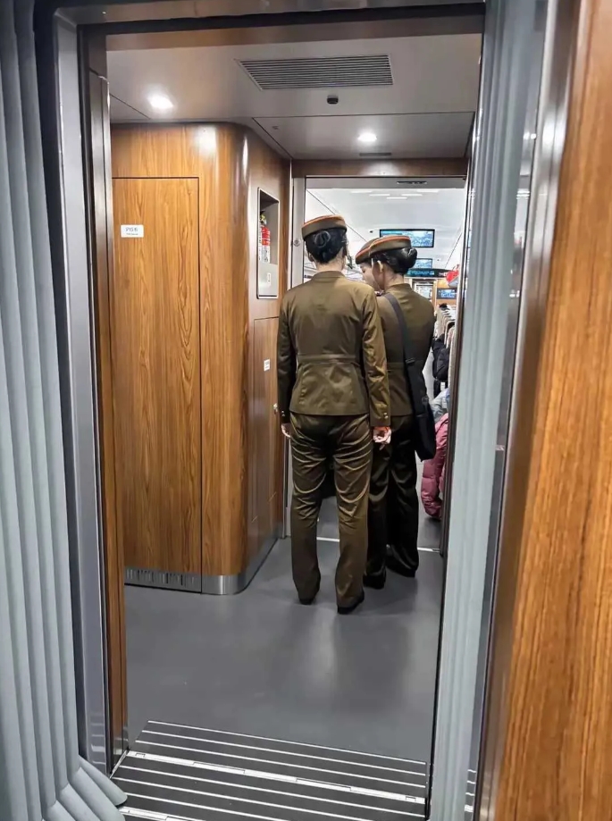 乘坐的是复兴号，但看到这幕有复古的感觉。大家觉得如何
