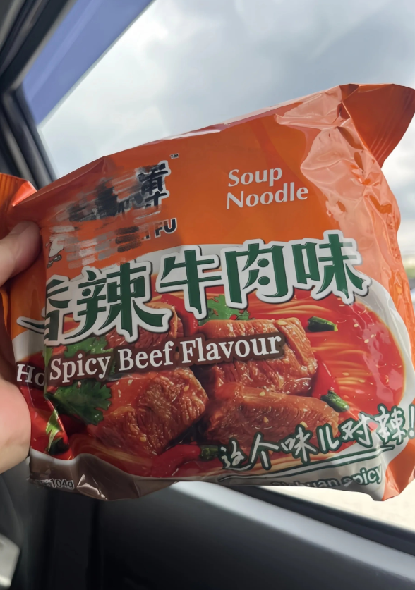 有人问，一袋方便面，为什么在国内叫“香辣牛肉面”，在国外却换了个名字，改叫“香辣