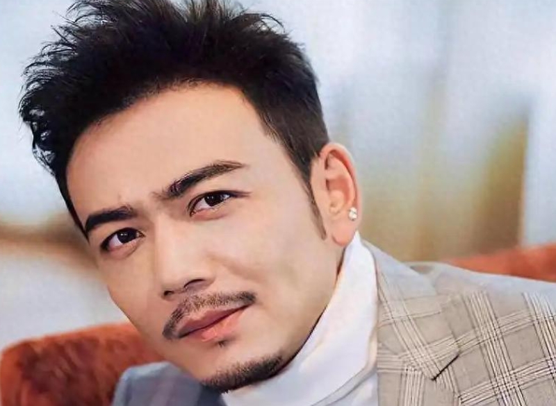 娱乐圈总不乏惊人传闻。演员杨烁一路走来，本有一定发展成果。却先是与刘涛传出绯闻引