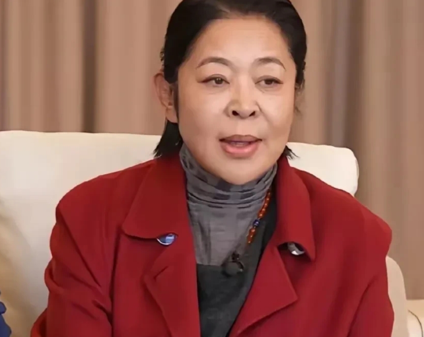 倪萍说过年时繁花群里没人发红包，姐姐们都比较抠，她自己也没有发。言多必失，倪萍说