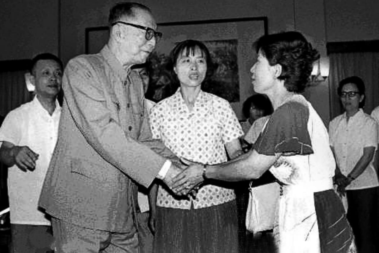 1980年，人民大会堂新疆厅围满了记者，仿佛要发生什么大事一般。礼堂内，一位日本