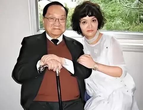 1976年，52岁的金庸爱上了16岁的女孩，为了走到一起，金庸付出了很大代价，儿