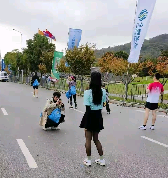 穿黑丝跑马拉松，据说半马跑了近 3 个小时。最近有个“黑丝跑步媛”火了，她半马跑