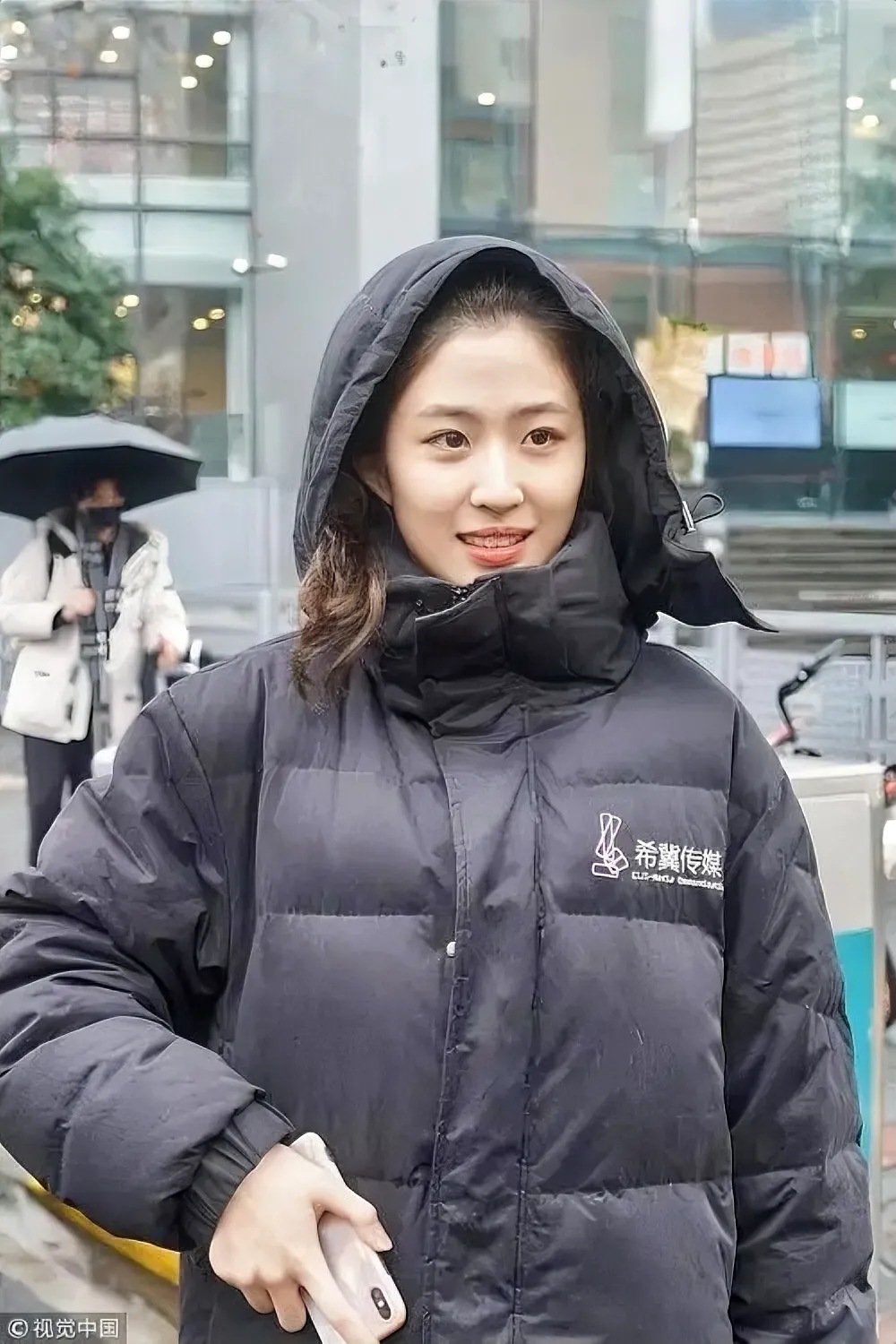 她是江苏南京人，毕业于清华大学，因为长相甜美，气质清新，被互联网大佬东哥娶回家中