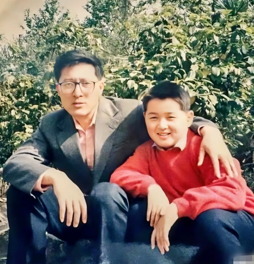 这个胖呼呼的小男孩，谁能想到长大后成为一名大帅哥，而且是家喻户晓的大明星。
他是