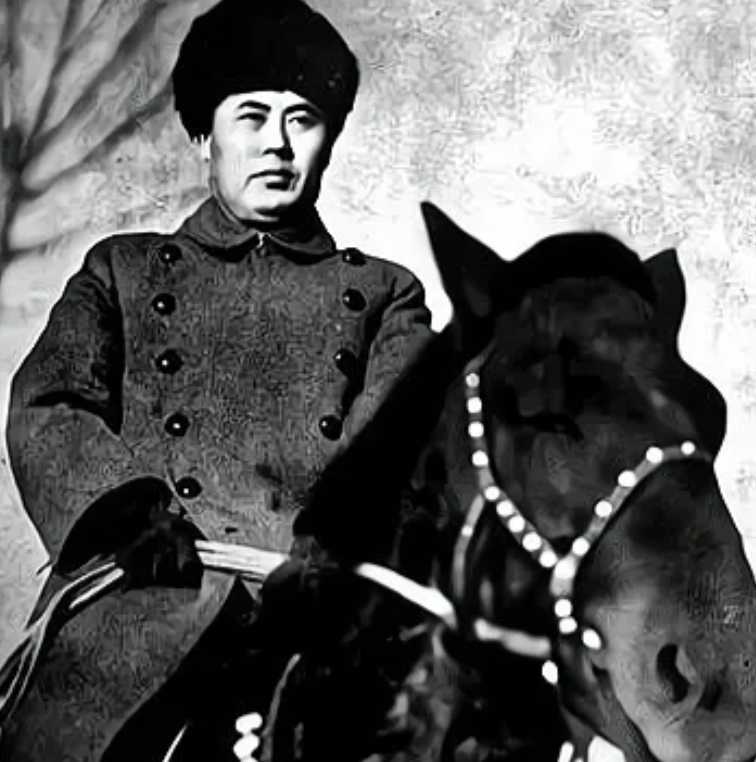 对面阵营也是有能打的人的，比如傅作义，未来的新中国水利部部长。曾一人单挑贺老总和