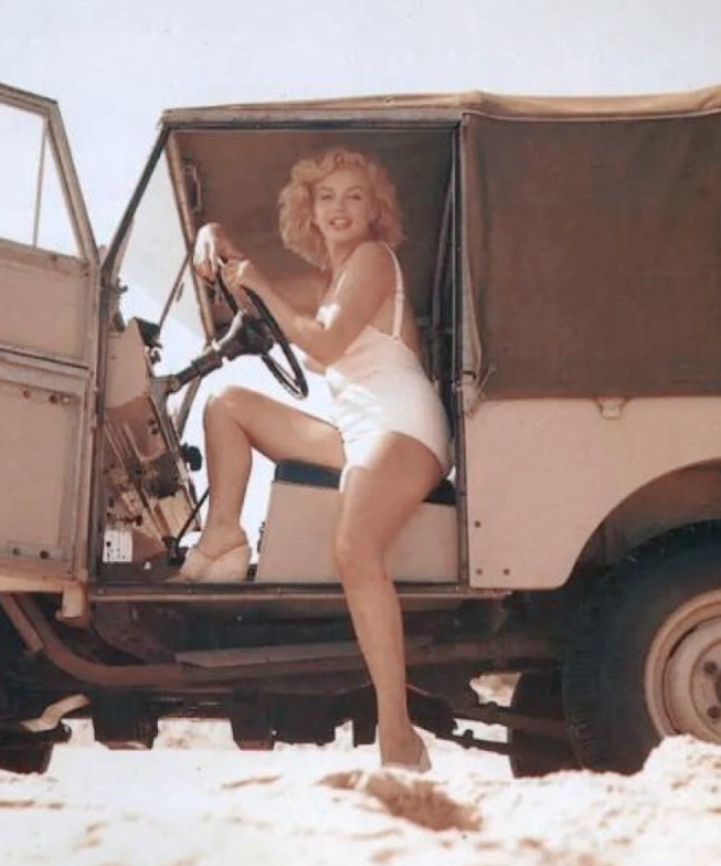 1954年，玛丽莲·梦露因无证驾驶、超低速行驶而被逮捕，留下的罕见照片。镜头下的