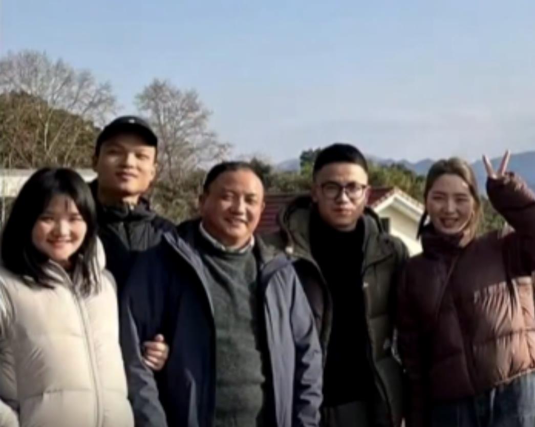浙江一出租车司机连续8年上夜班，一年仅休息2天，他将一双儿女养大，各自成家，在妻