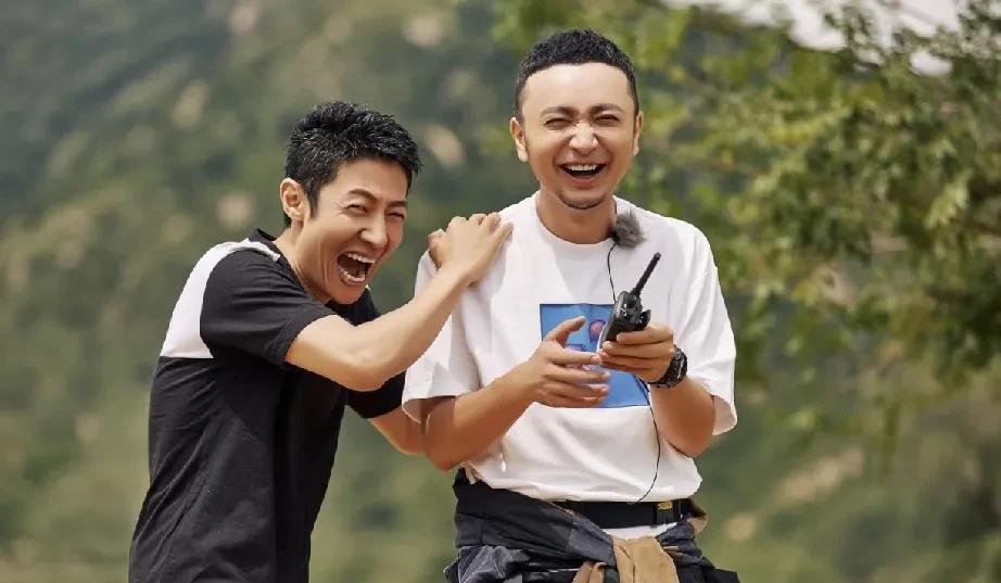 尼格买提的真实身高，站在这位帅哥旁边就知道了！

和撒贝宁站一起——两个长不大的