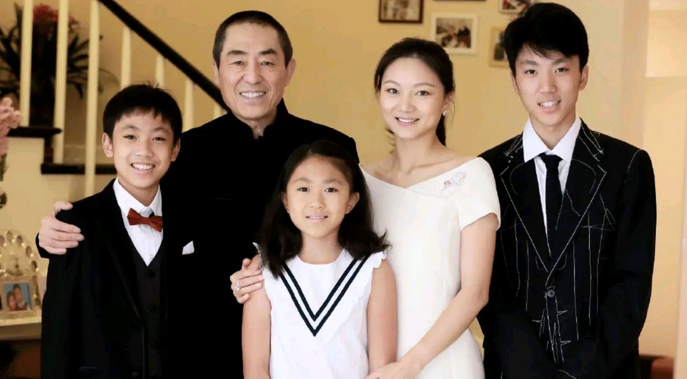 2014年，女演员何珺举报张艺谋超生，导致张艺谋被罚款748万，本以为何珺是因为