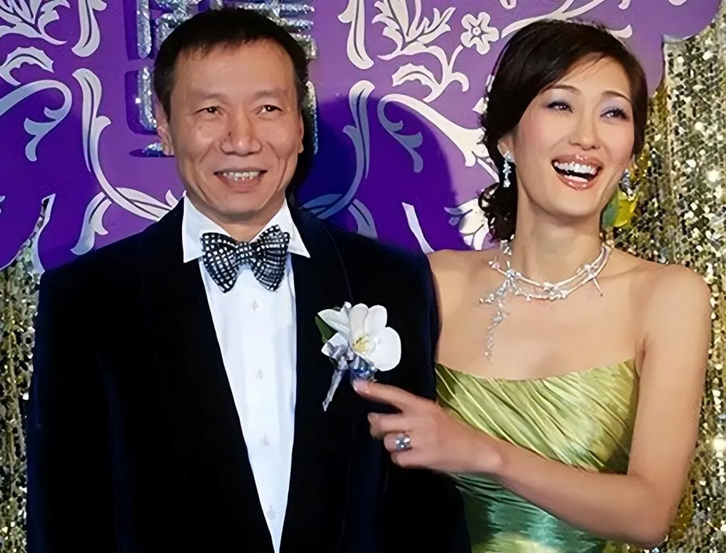 男人爱色，女人爱财似乎是一个不变的规律，就是当年的“港圈女神”孟广美，虽然非常清