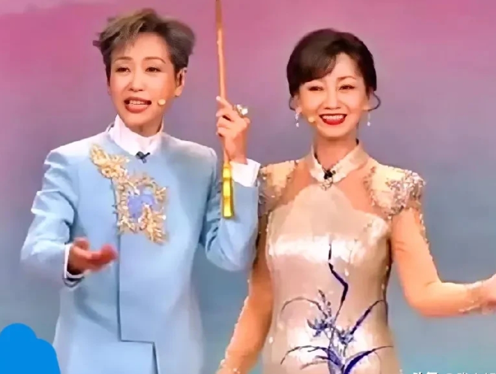 影视演员赵雅芝叶童
赵雅芝1953年出生于香港九龙半岛，祖籍河南省开封市，华语影