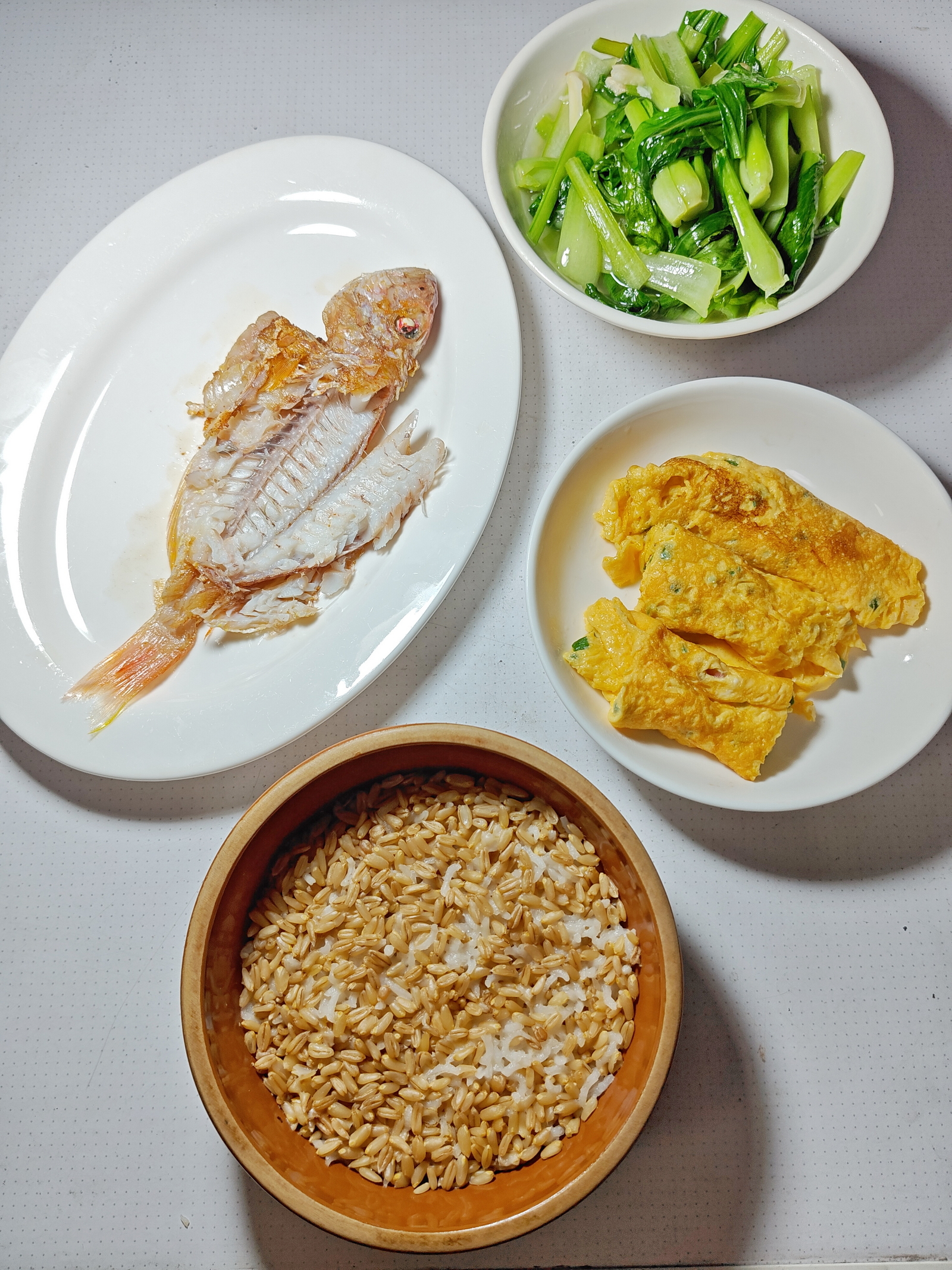 昨天的晚饭：干煎瓜衫（日本金线鱼）、煎葱花蛋卷、炒小上海青、燕麦饭。瓜衫确实不如