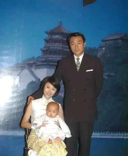1997年，何冰和多年不见的女同学李海洋在一家小餐馆里重聚。桌上摆满了他们曾经共