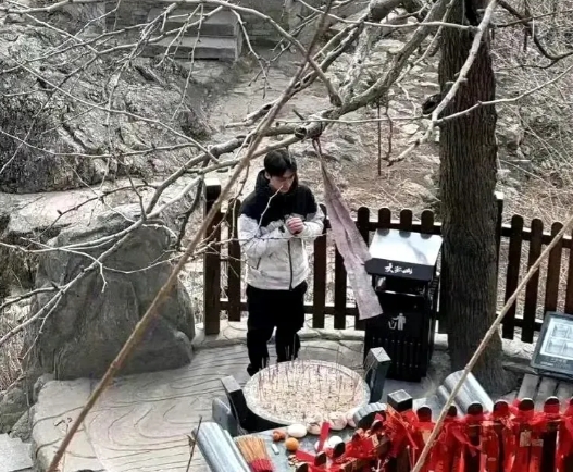 从流量小生到平凡人生，李易峰开启了求神之旅…… ​​​男明星只有管控好下半身，才