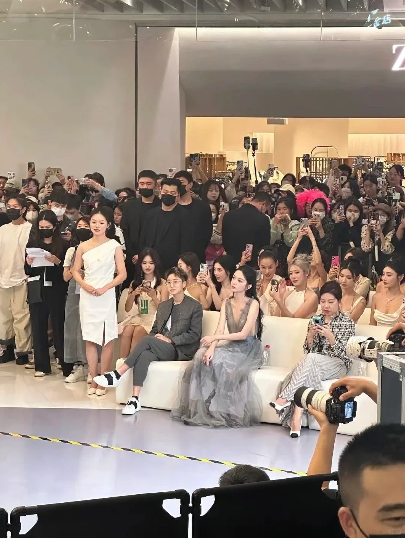 明星和网红的差异
平时也没有觉得也子白，这样一对比不仅整个人比后排白一个度，仪态