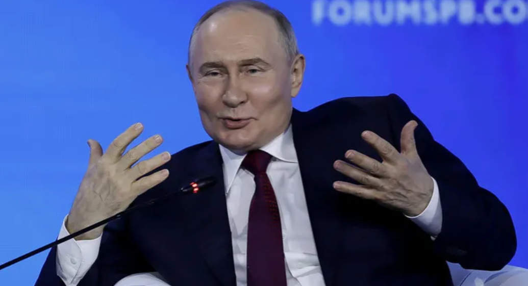 俄罗斯外交部长拉夫罗夫表示，俄罗斯总统普京在支持美国副总统哈里斯的竞选活动时是在