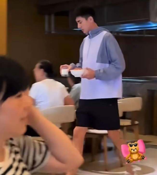 最近有网友在石梅湾威斯汀度假的时候，意外碰到了林更新。这一见可不得了，林更新本人